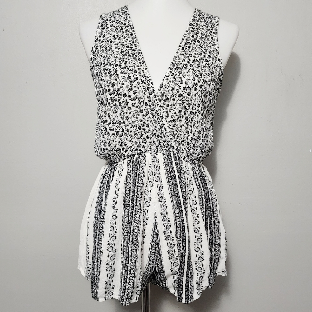 Illa Illa white black gauze floral surplice romper size small